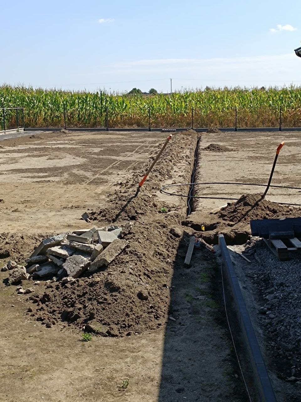 Przewód nawadniający ułożony w wykopie wzdłuż działki
